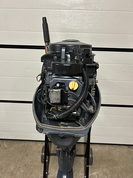 Yamaha F25 firetakter Lang stamme med både Rorkult og opplegg for fjernstyring 7 of 9
