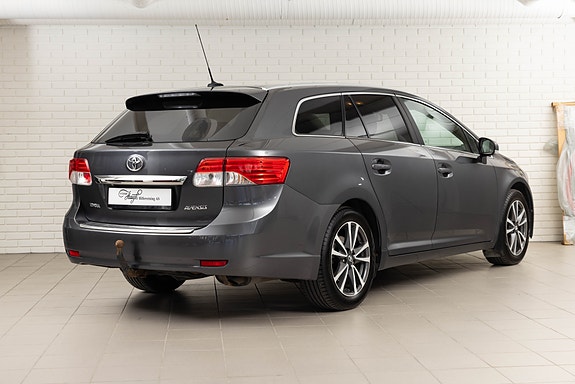 Toyota Avensis 2 of 23