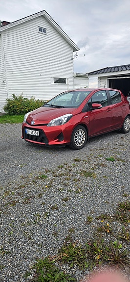 Toyota Yaris 2 of 9