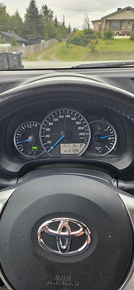 Toyota Yaris 7 of 9