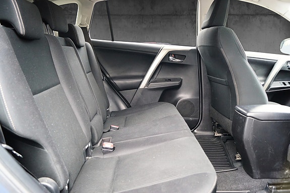 Toyota RAV4 16 of 30