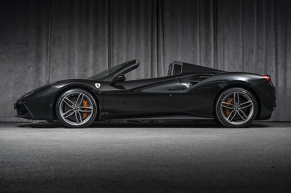 Ferrari 488 Spider 2 of 30