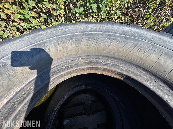 Andre Michelin X snoplus 23.5R25 4 of 18