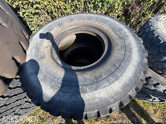 Andre Michelin X snoplus 23.5R25 3 of 18