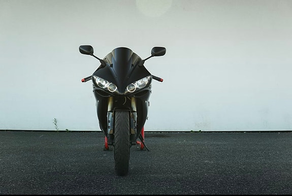 Yamaha YZF-R1 mellom tung regget 2 of 18