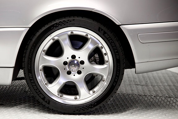 Mercedes-Benz SL500 17 of 21