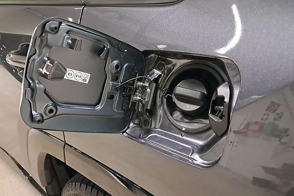 Toyota RAV4 Plug-in Hybrid 25 of 28
