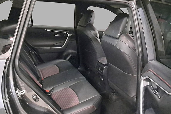 Toyota RAV4 Plug-in Hybrid 17 of 28