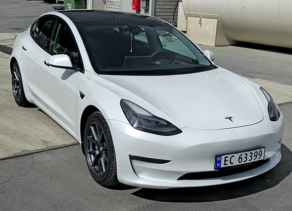 Tesla Model 3 4 of 5