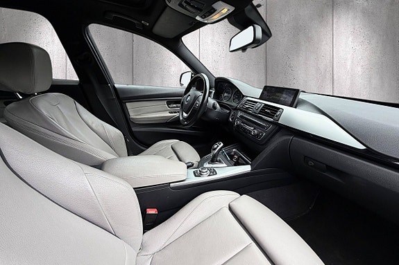 BMW 320i 12 of 24