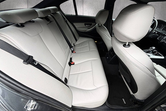 BMW 320i 19 of 24