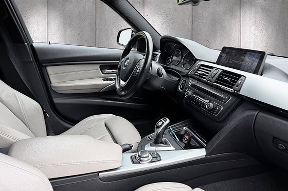 BMW 320i 13 of 24