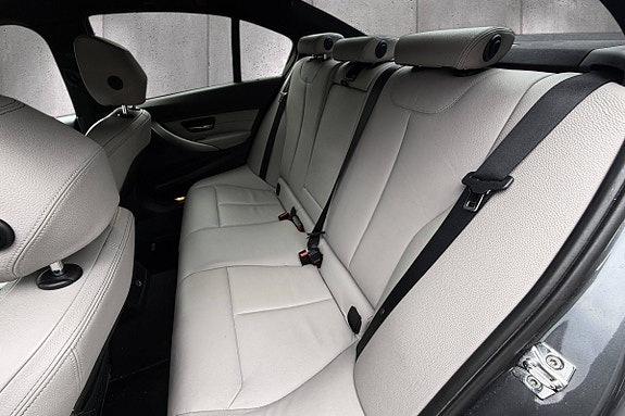 BMW 320i 18 of 24