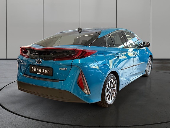 Toyota Prius Plug-in Hybrid 5 of 30