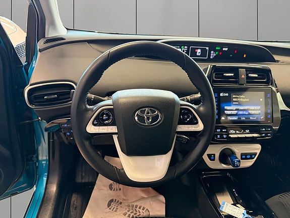 Toyota Prius Plug-in Hybrid 14 of 30
