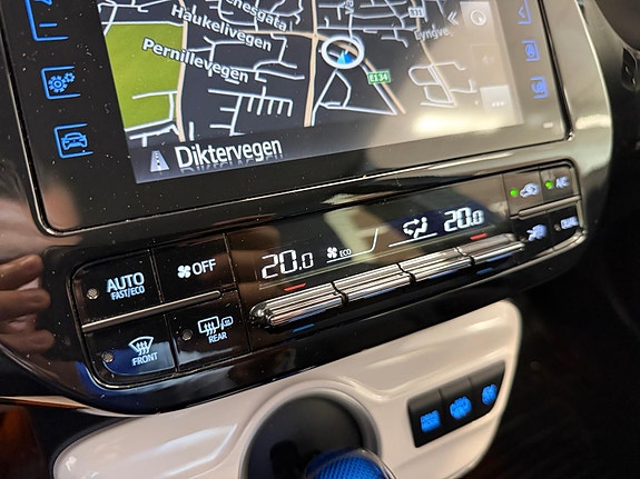 Toyota Prius Plug-in Hybrid 22 of 30
