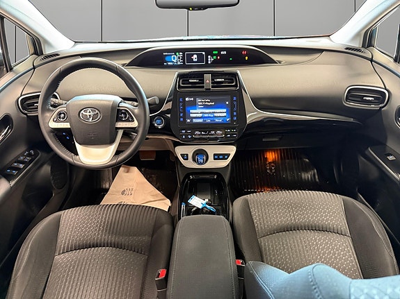 Toyota Prius Plug-in Hybrid 16 of 30