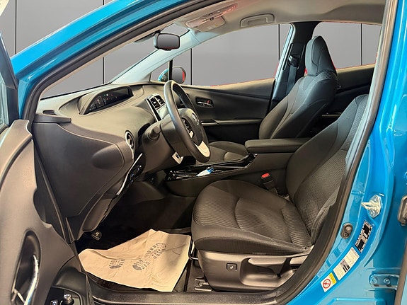 Toyota Prius Plug-in Hybrid 10 of 30