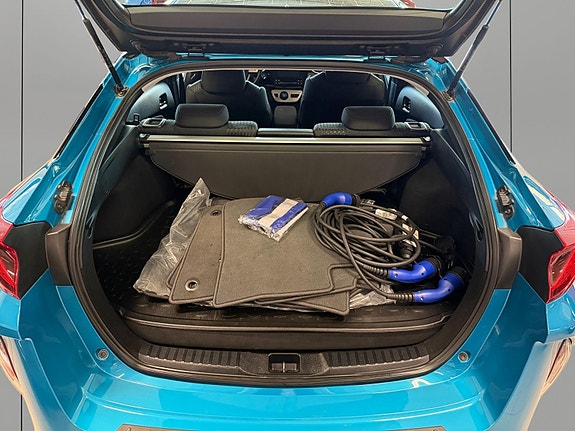 Toyota Prius Plug-in Hybrid 28 of 30