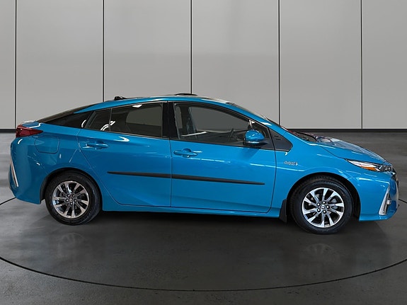 Toyota Prius Plug-in Hybrid 6 of 30