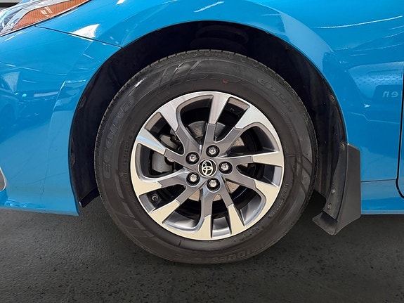 Toyota Prius Plug-in Hybrid 9 of 30