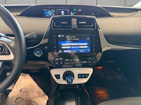 Toyota Prius Plug-in Hybrid 15 of 30