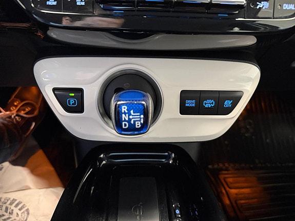 Toyota Prius Plug-in Hybrid 23 of 30