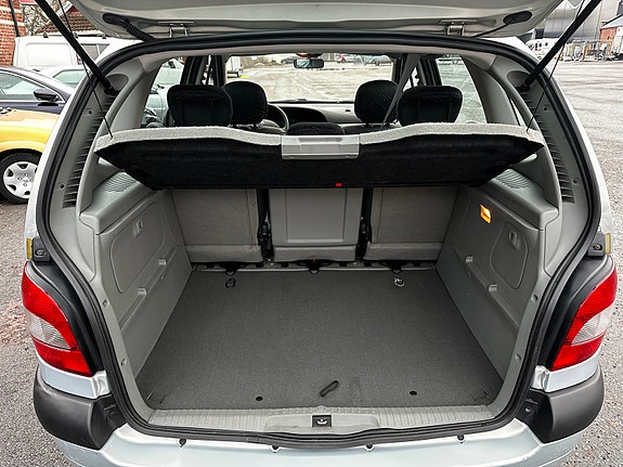 Renault Megane 14 of 16