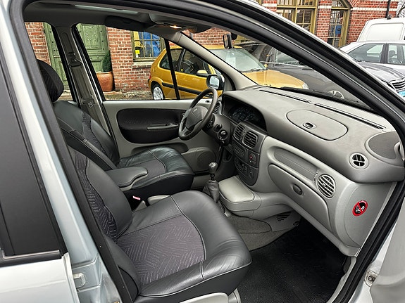Renault Megane 12 of 16