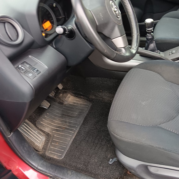 Toyota RAV4 4 of 9
