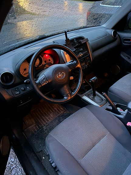 Toyota RAV4 5 of 10
