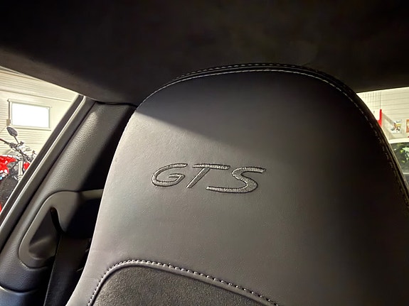 Porsche 911 Carrera 4 GTS 17 of 20