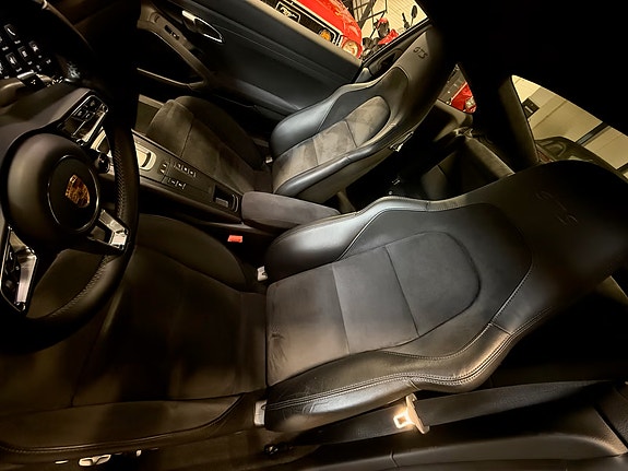 Porsche 911 Carrera 4 GTS 9 of 20
