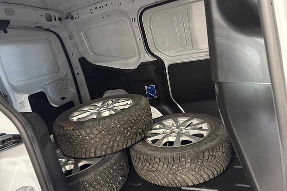 Ford Transit Courier 19 of 21