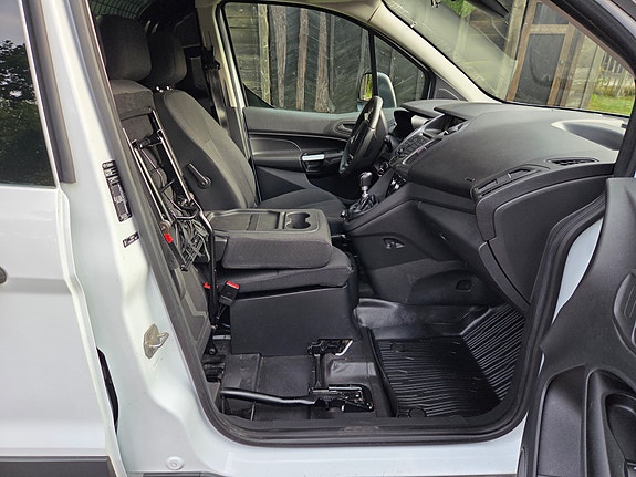 Ford Transit Connect 7 of 11