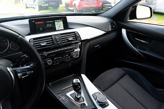 BMW 330e 16 of 21