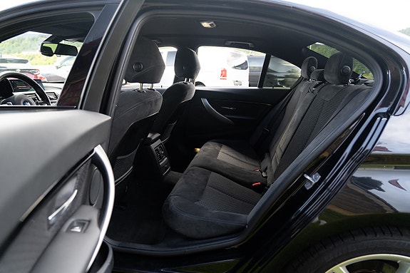 BMW 330e 19 of 21