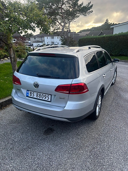 Volkswagen Passat Alltrack 3 of 9