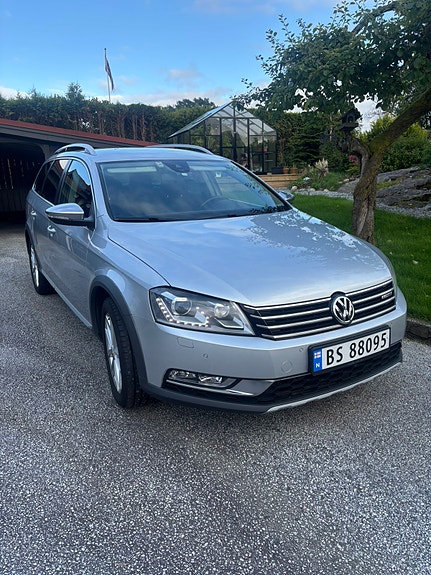 Volkswagen Passat Alltrack 2 of 9