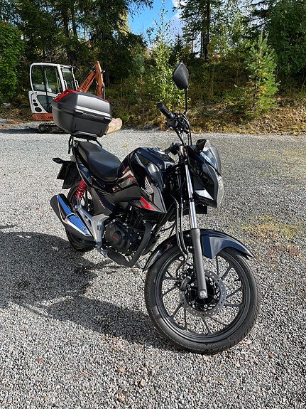Honda CB 125F 2 of 7