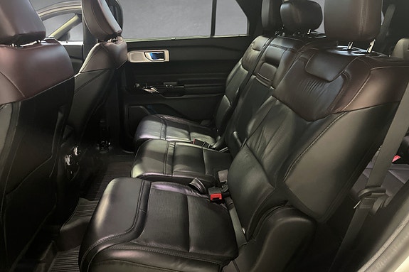 Ford Explorer 10 of 13