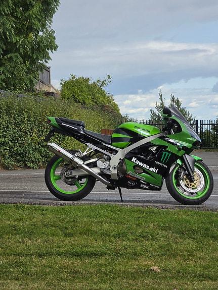 Kawasaki Ninja ZX-9R 2 of 17