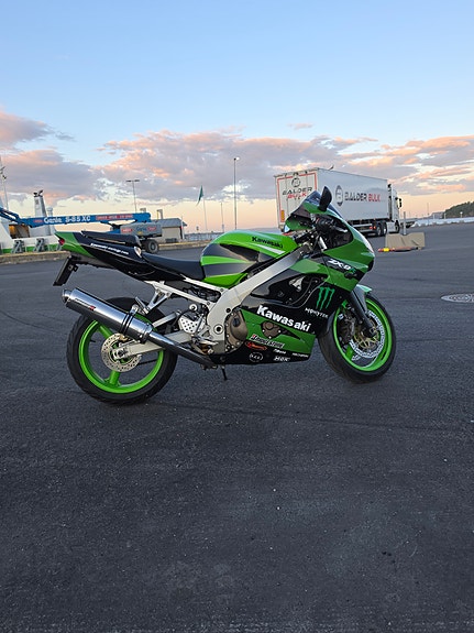 Kawasaki Ninja ZX-9R 3 of 17