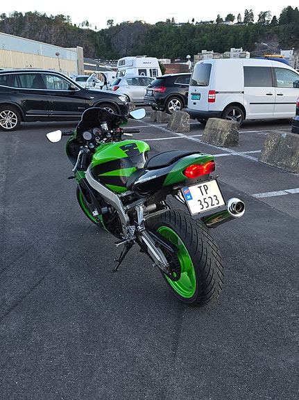 Kawasaki Ninja ZX-9R 4 of 17