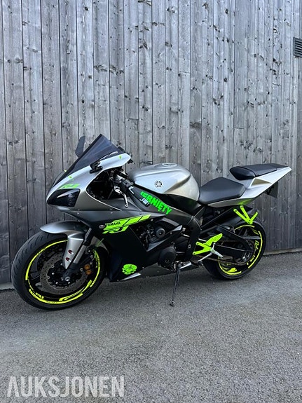 Yamaha YZF-R1 2 of 11