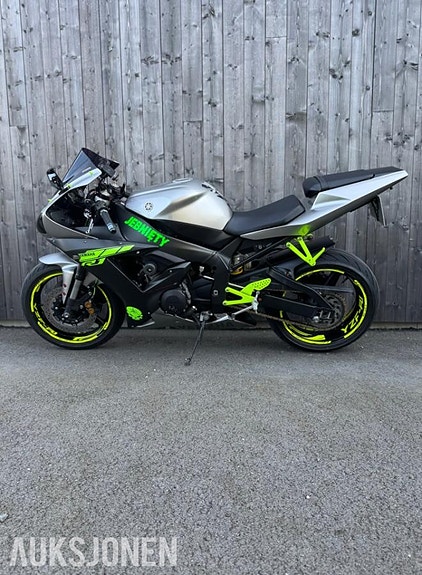 Yamaha YZF-R1 3 of 11