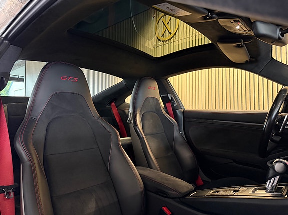 Porsche 911 Carrera 4 GTS 17 of 30