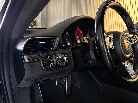 Porsche 911 Carrera 4 GTS 21 of 30