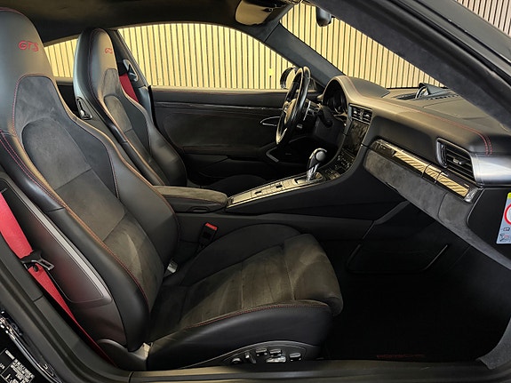 Porsche 911 Carrera 4 GTS 16 of 30