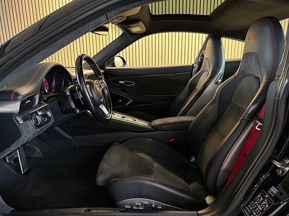 Porsche 911 Carrera 4 GTS 13 of 30